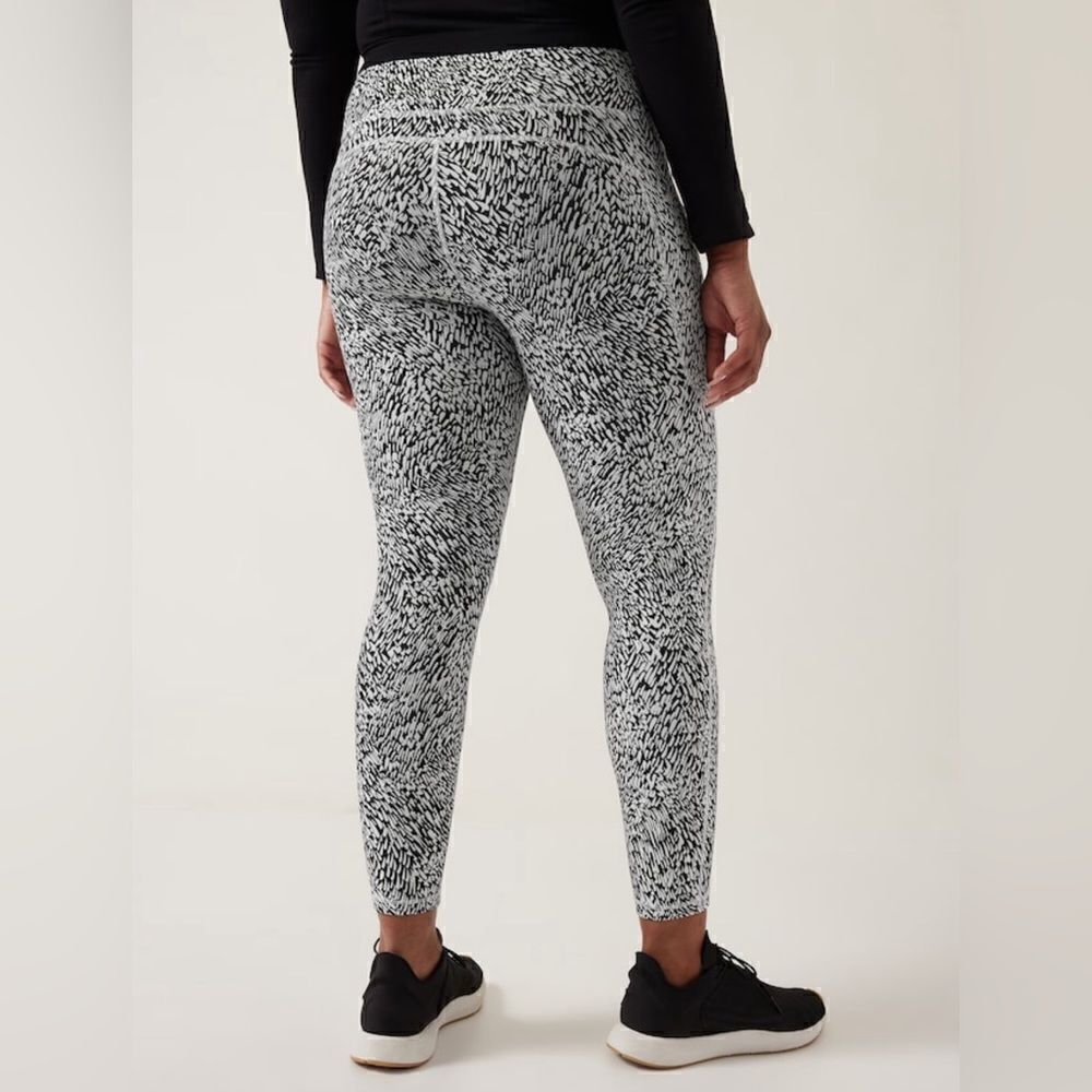 Athleta Ultimate Stash Textured 7/8 Tight - Picture 5 of 14